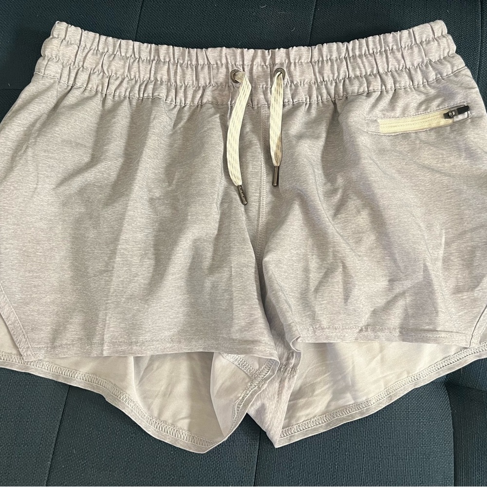 Vuori Clementine Women's Light Gray Athletic Shorts Small